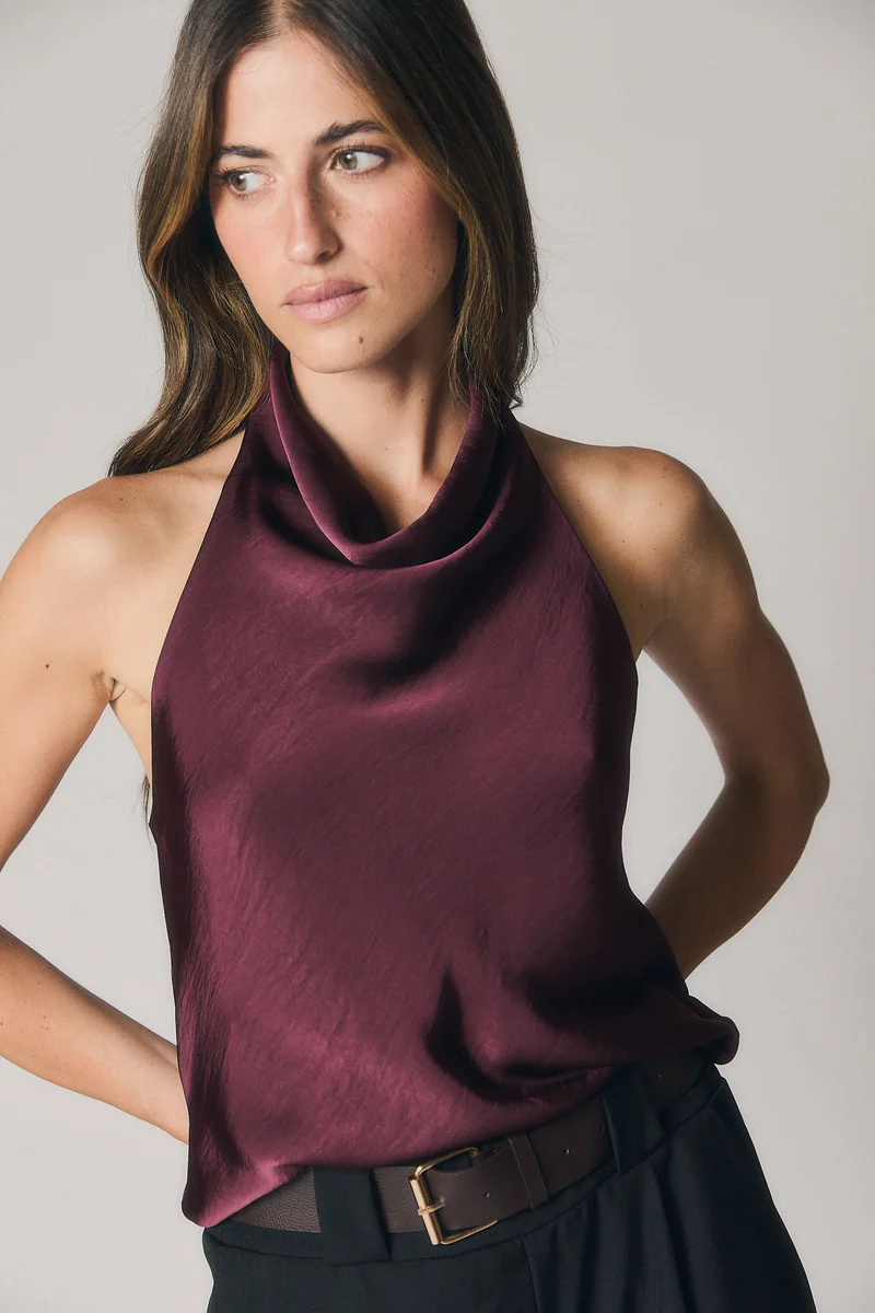 Top raso cuello drapeado berenjena