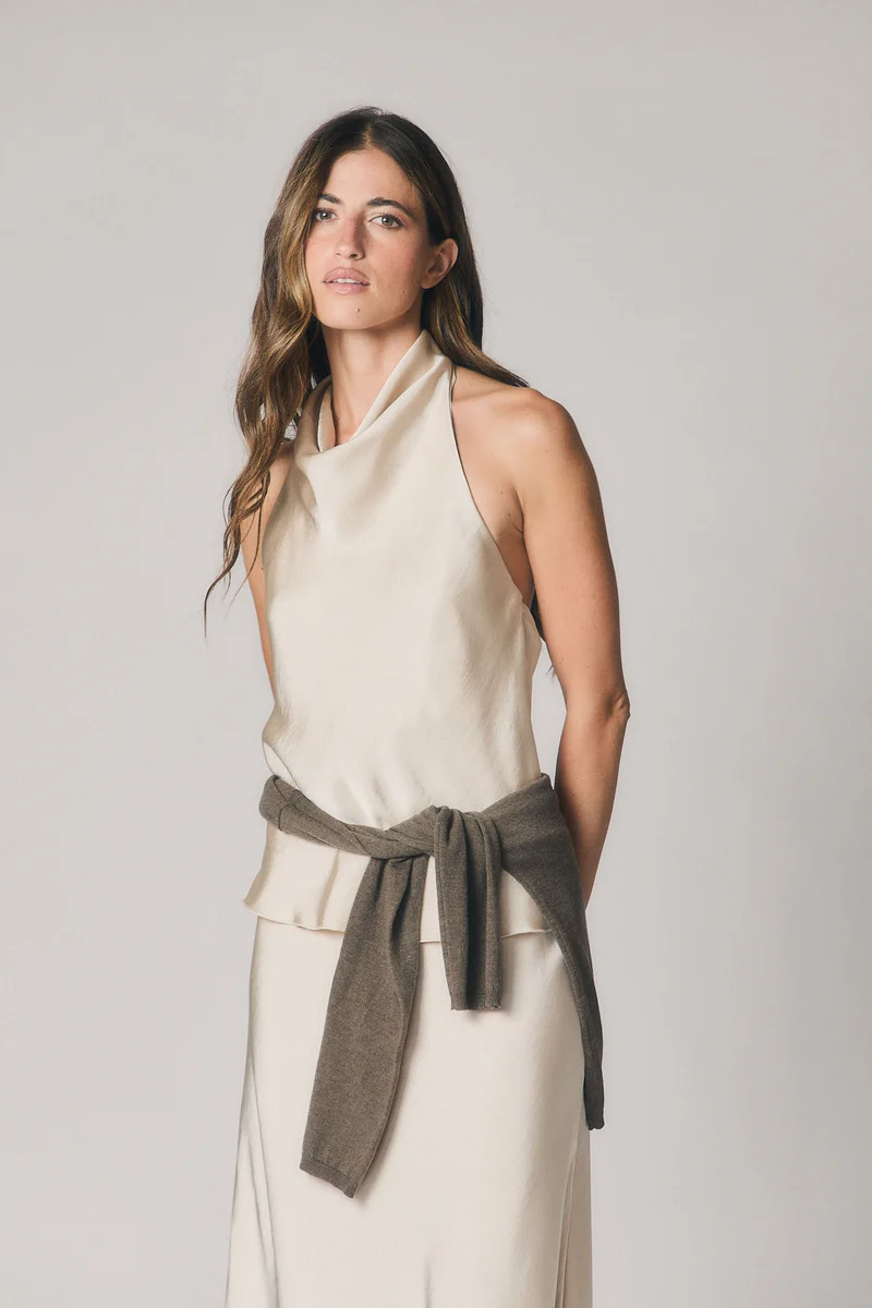 Top raso cuello drapeado beige