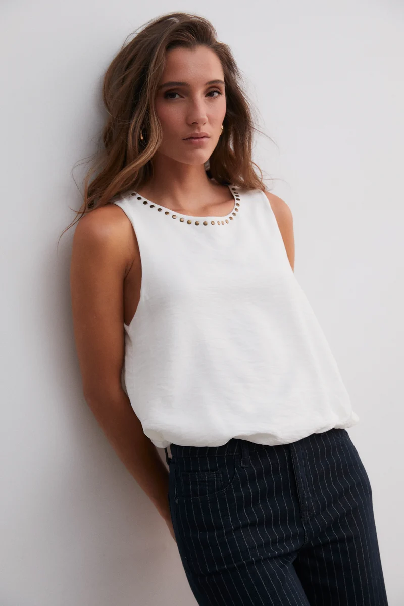 Top globo blanco con tachas
