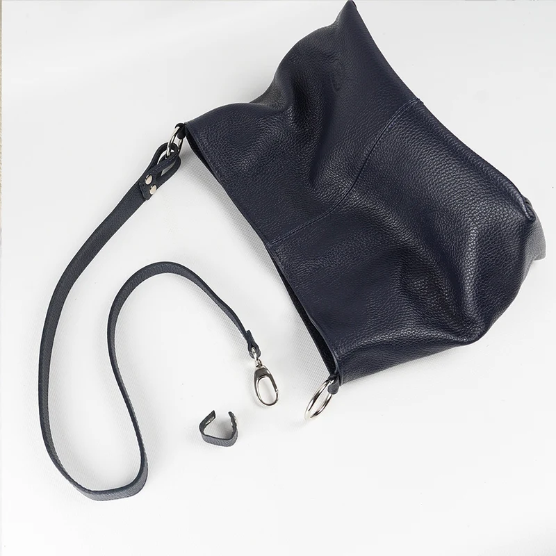 Bolso de hombro para mujer de piel con bandolera extensible azul marino Mara