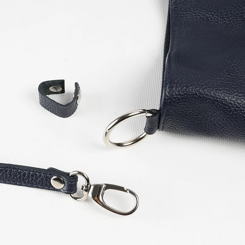 Bolso de hombro para mujer de piel con bandolera extensible azul marino Mara
