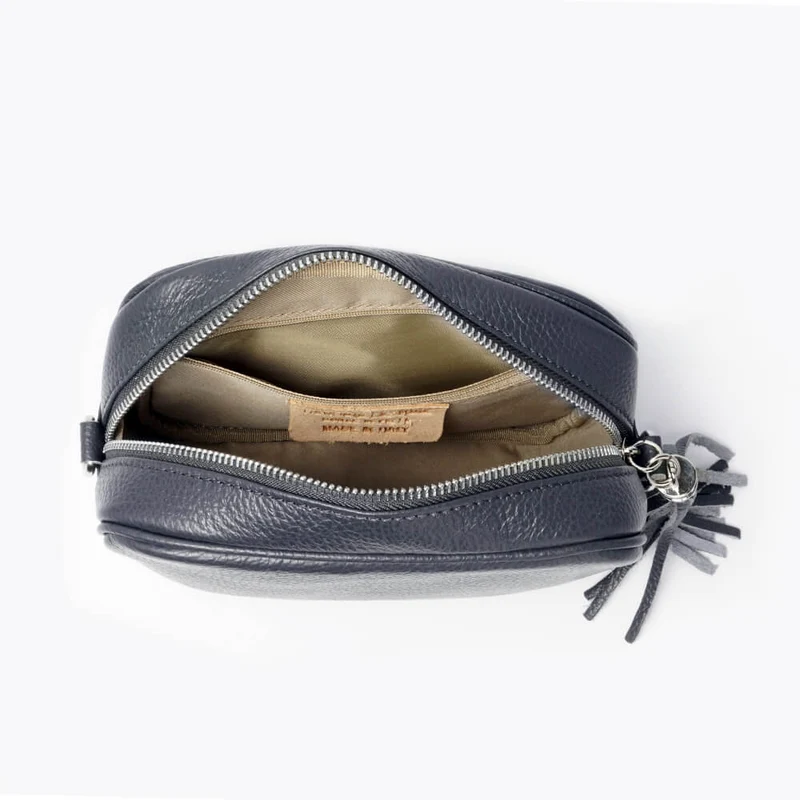Bolso de Piel bandolera cuadrado Azul Marino con pompón de mujer Cristin