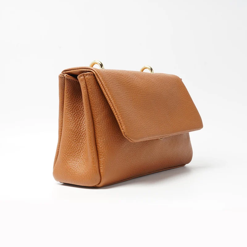 Bolso bandolera con solapa de piel marrón Carla