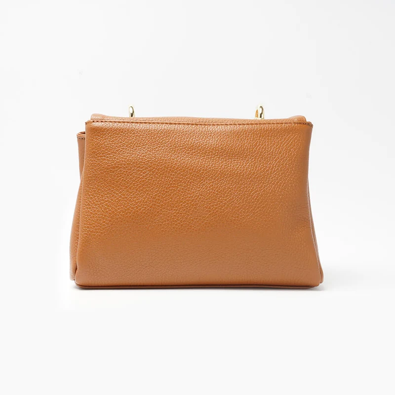 Bolso bandolera con solapa de piel marrón Carla