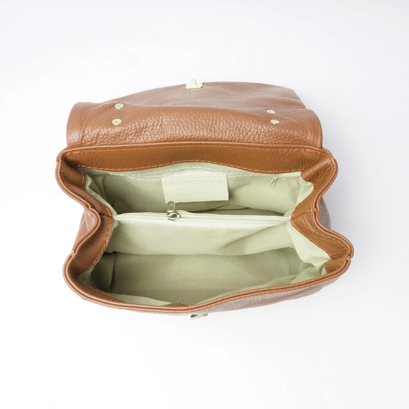 Bolso bandolera con solapa de piel marrón Carla