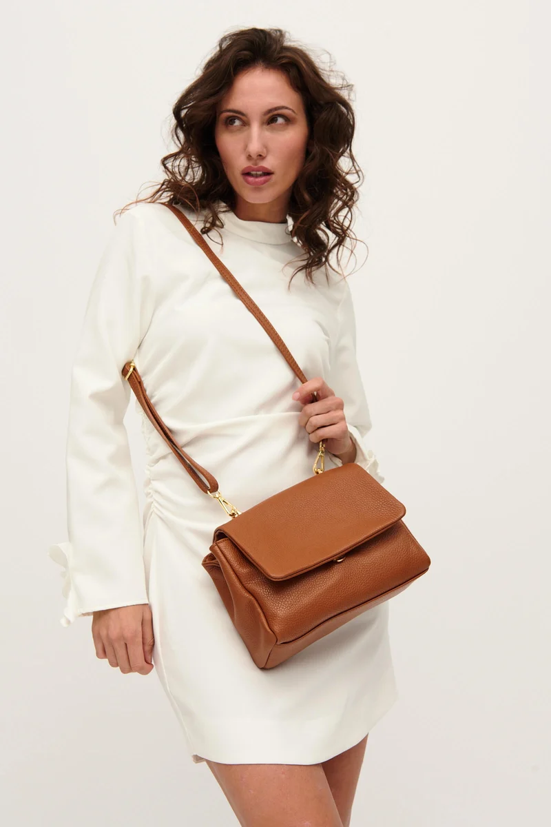 Bolso bandolera con solapa de piel marrón Carla