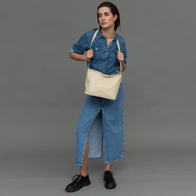Bolso de hombro para mujer de piel con bandolera extensible beige Mara