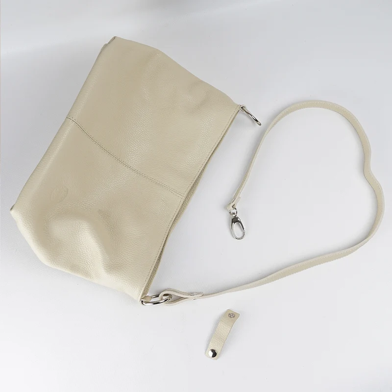Bolso de hombro para mujer de piel con bandolera extensible beige Mara
