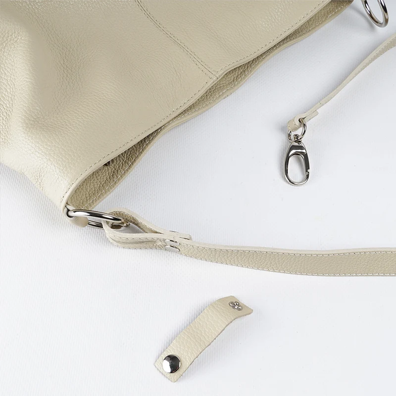 Bolso de hombro para mujer de piel con bandolera extensible beige Mara