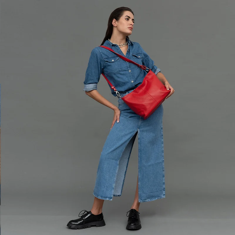 Bolso de hombro para mujer de piel con bandolera extensible rojo Mara