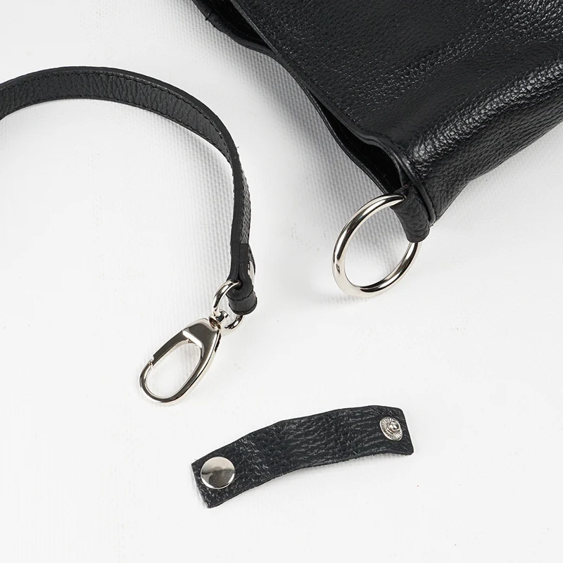 Bolso de hombro para mujer de piel con bandolera extensible negro Mara