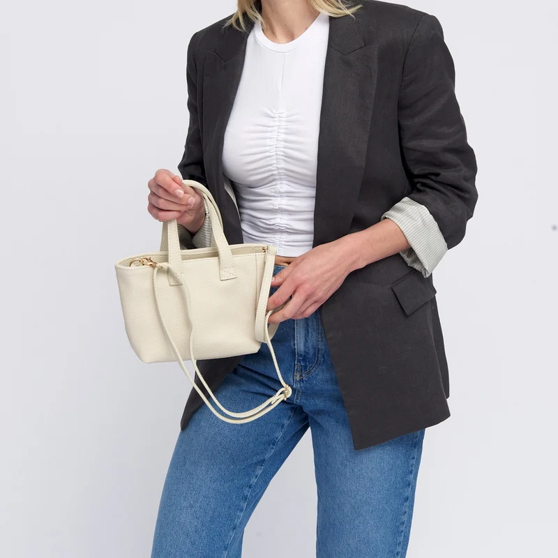Bandolera para mujer de piel con asa de mano beige Helia
