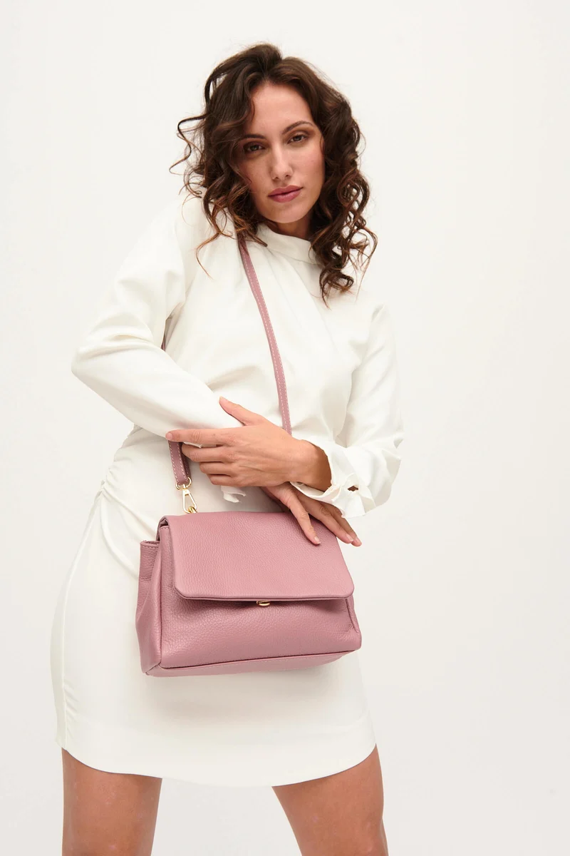 Bolso bandolera con solapa de piel rosa Carla