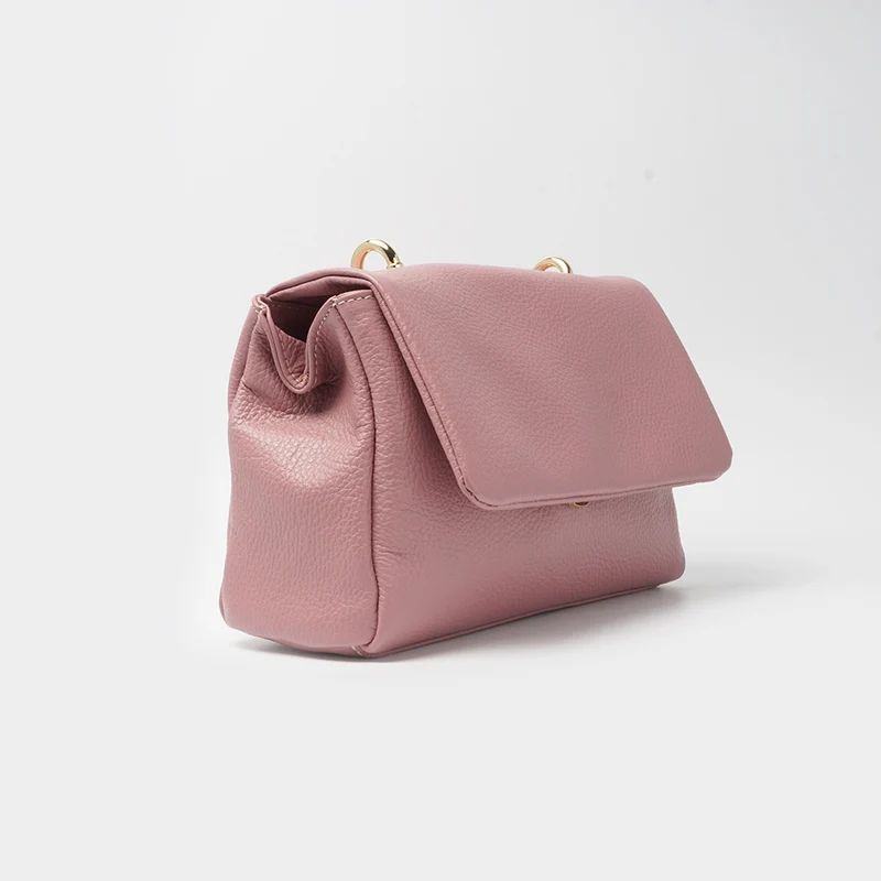 Bolso bandolera con solapa de piel rosa Carla