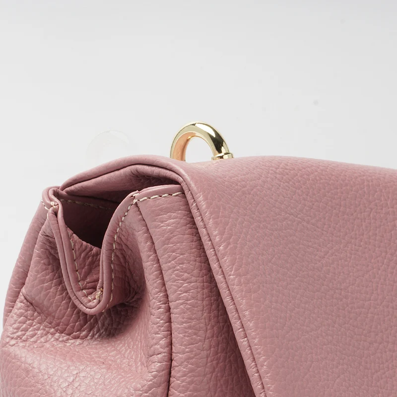 Bolso bandolera con solapa de piel rosa Carla