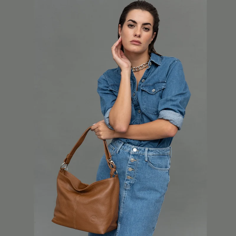 Bolso de hombro para mujer de piel con bandolera extensible marrón Mara