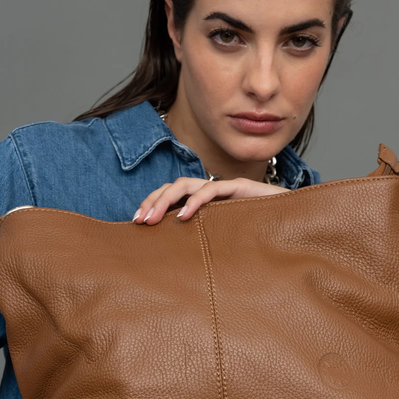 Bolso de hombro para mujer de piel con bandolera extensible marrón Mara