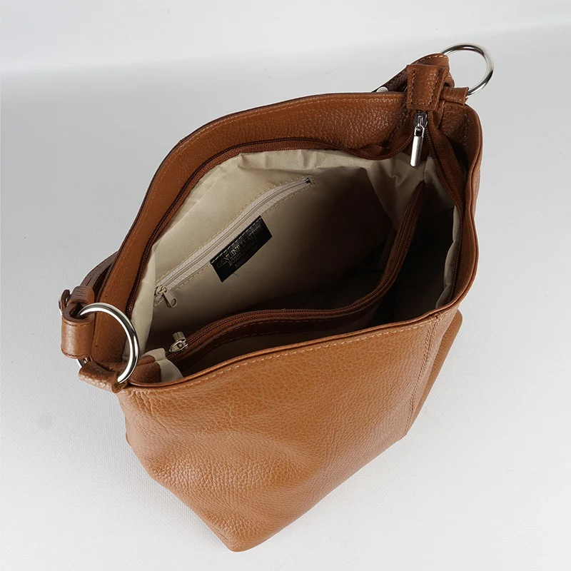 Bolso de hombro para mujer de piel con bandolera extensible marrón Mara