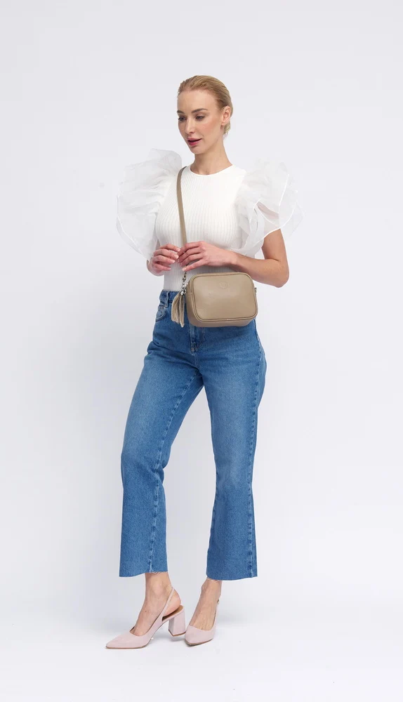 Bolso de Piel bandolera cuadrado khaki con pompón de mujer Cristin
