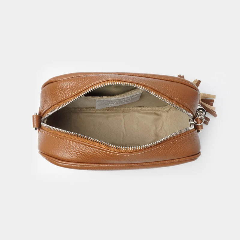 Bolso de Piel bandolera cuadrado marrón con pompón de mujer Cristin