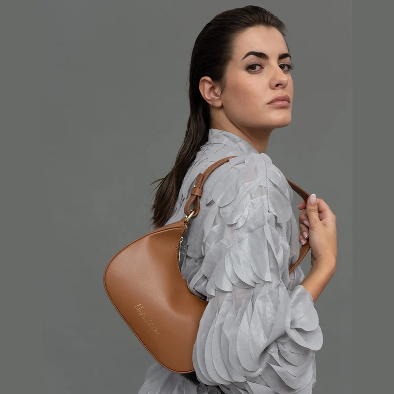 Bolso de hombro para mujer de piel saffiano con bandolera larga marrón Maribel