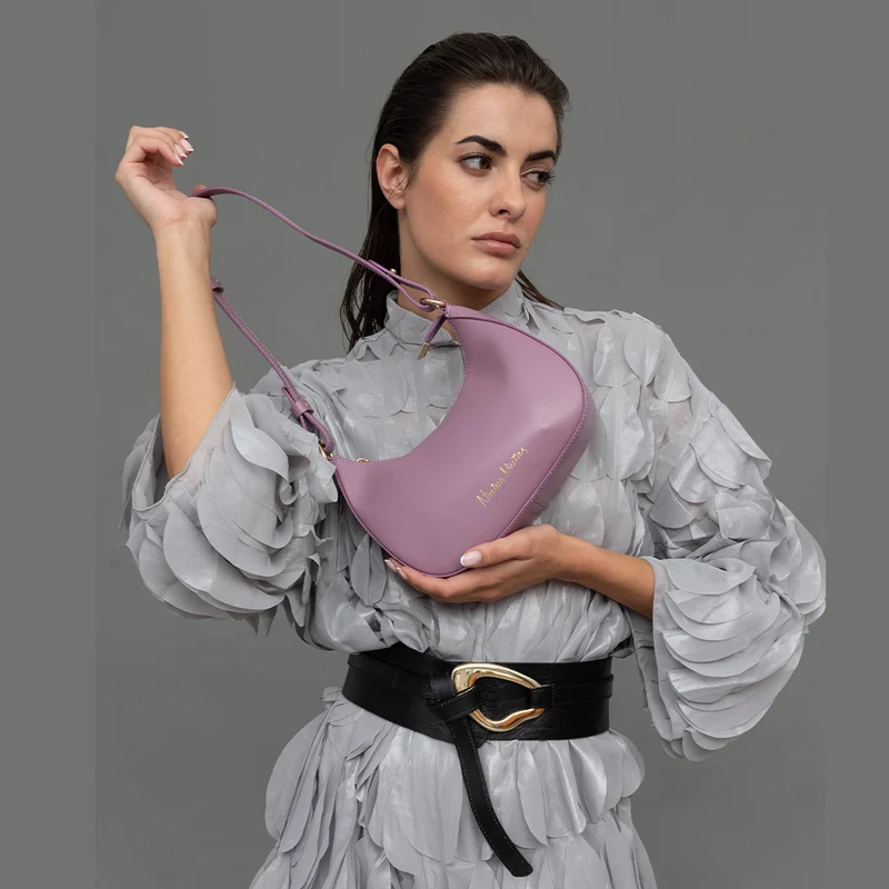 Bolso de hombro para mujer de piel saffiano con bandolera larga lila Maribel