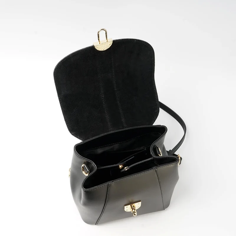 Mochila de piel de mujer convertible con solapa negro Sarah