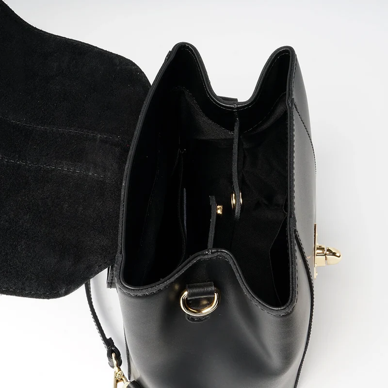 Mochila de piel de mujer convertible con solapa negro Sarah