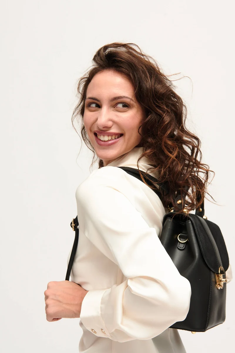 Mochila de piel de mujer convertible con solapa negro Sarah