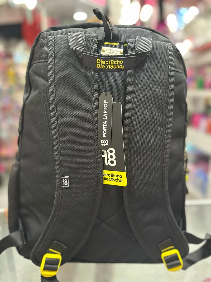Mochila juvenil negra broches cruzados Chenson