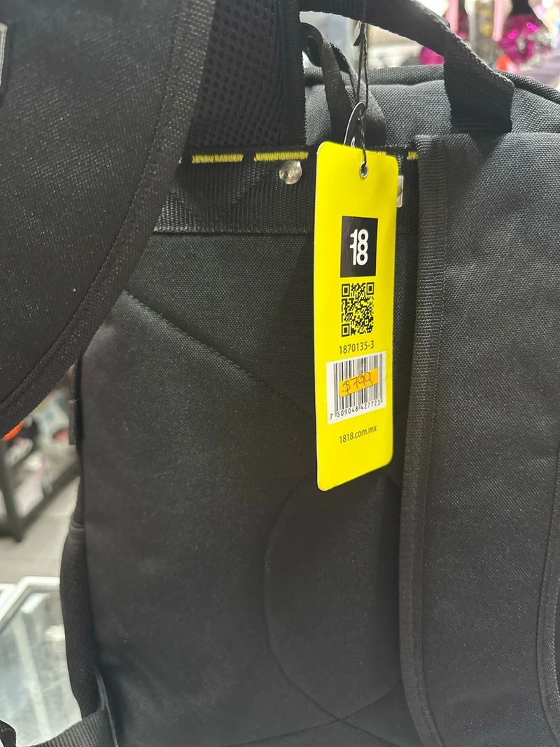 Mochila juvenil negra broches cruzados Chenson