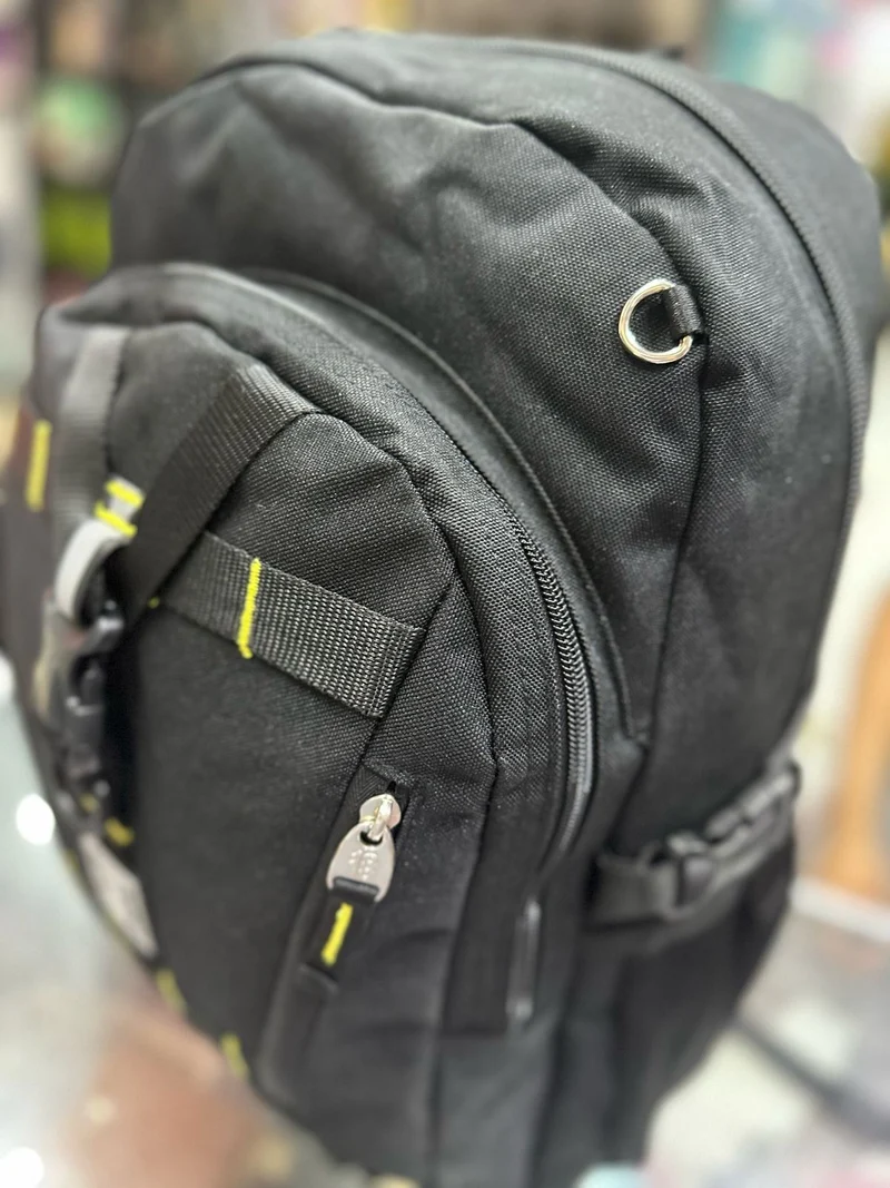 Mochila juvenil negra broches cruzados Chenson