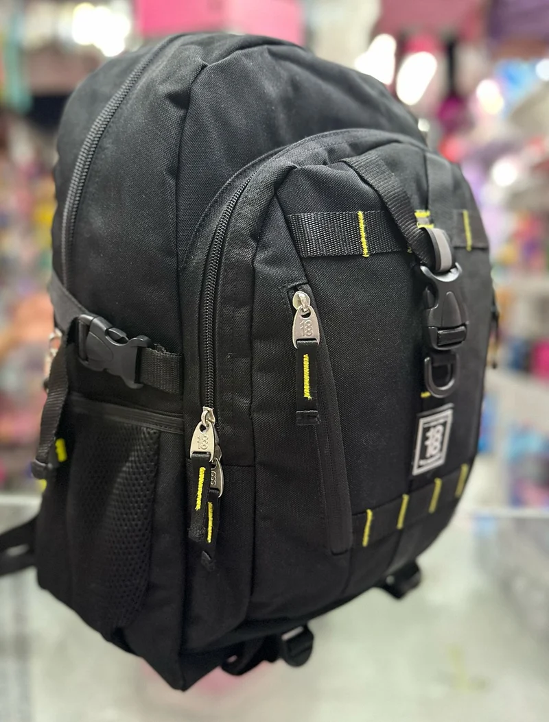 Mochila juvenil negra broches cruzados Chenson