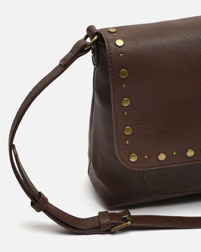 Jacumy bolso bandolera con detalles metálicos