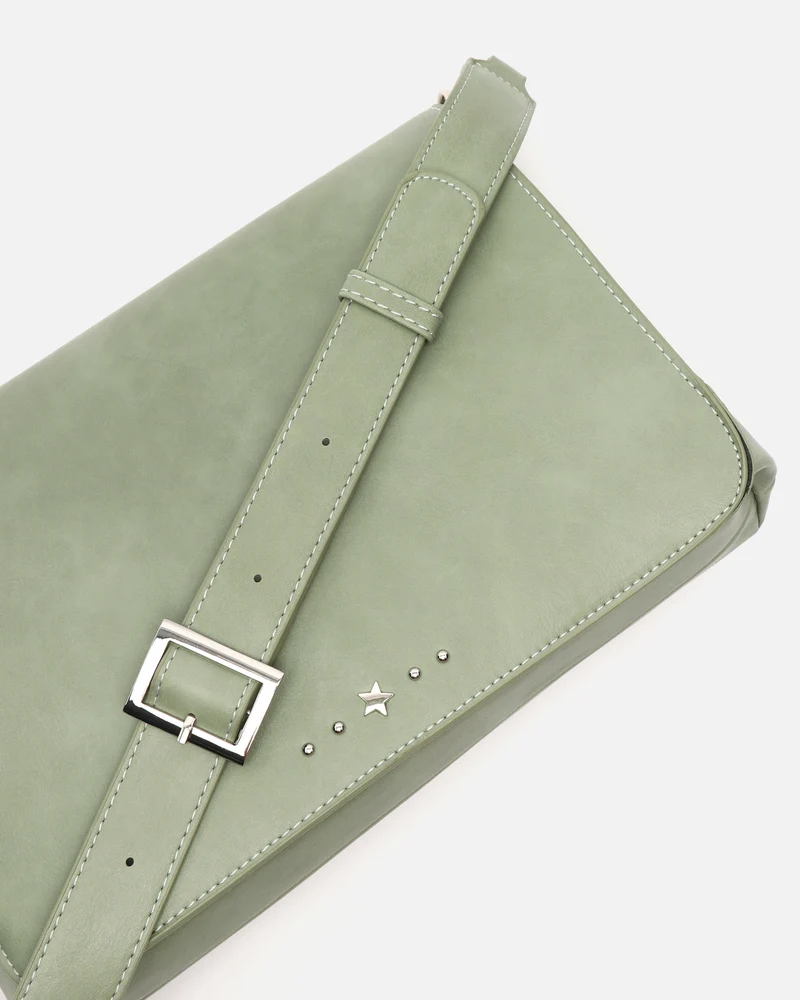 Nesqui-1 bolso bandolera con solapa y detalles metálicos ED.