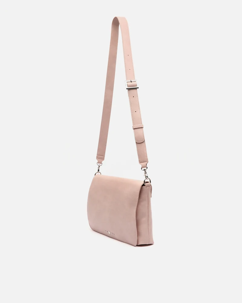 Nesqui-1 bolso bandolera con solapa y detalles metálicos ED.
