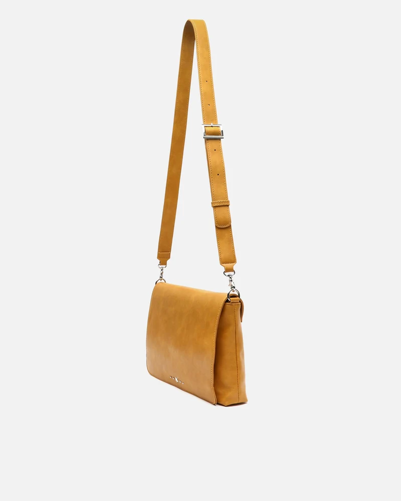 Nesqui-1 bolso bandolera con solapa y detalles metálicos ED.