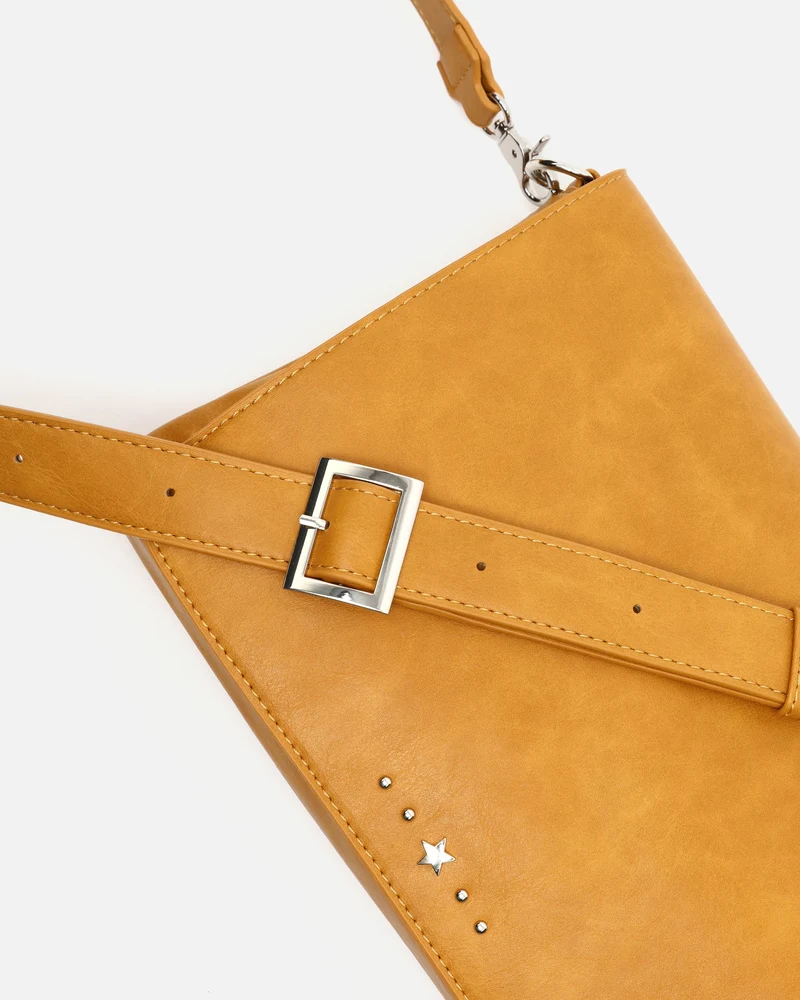 Nesqui-1 bolso bandolera con solapa y detalles metálicos ED.