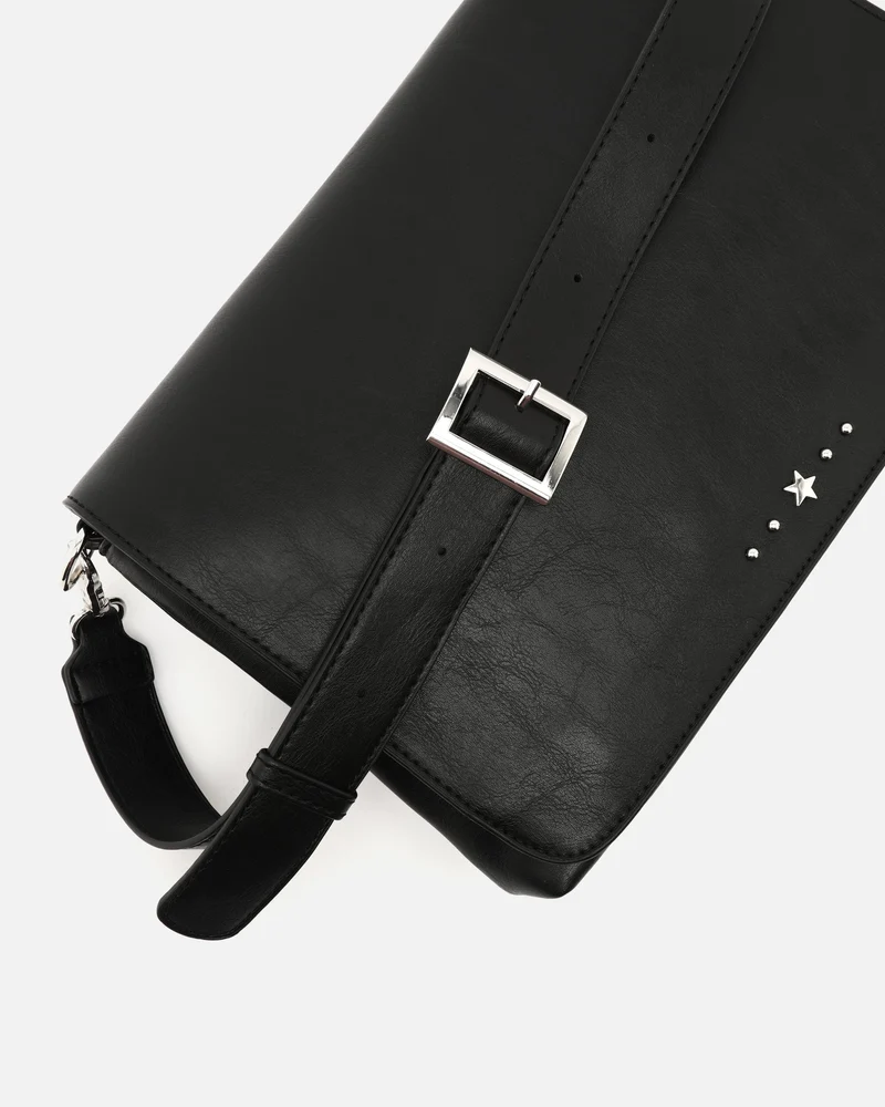 Nesqui bolso bandolera con solapa y detalles metálicos ED.