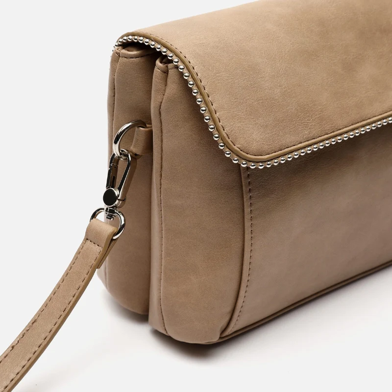 Sibilas bolso bandolera con solapa y detalles metálicos ED.
