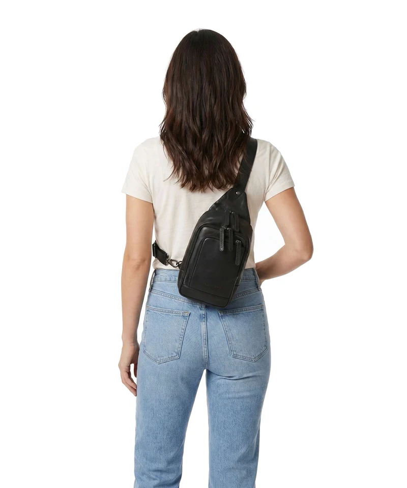 The Chesterfield Brand Wax Pull Up Cow Riga Mochila sling black