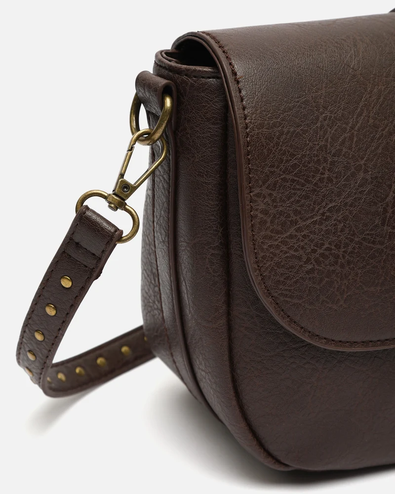 Mampi bolso bandolera pequeño con solpa y detalles metálicos