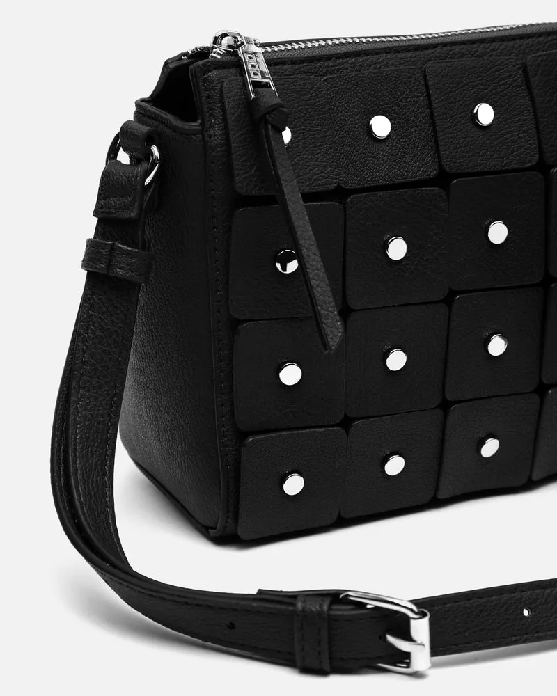 Escueri bolso bandolera con detalles metálicos