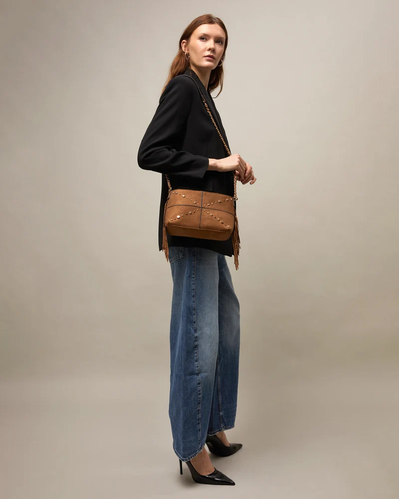 Anabelas-1 bolso bandolera efecto ante con detalles metálicos y flecos
