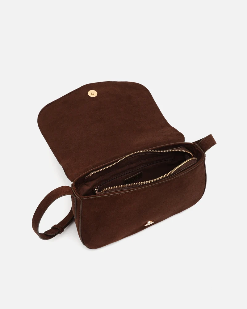 Nemu bolso bandolera pequeño efecto ante con detalles metálicos grandes