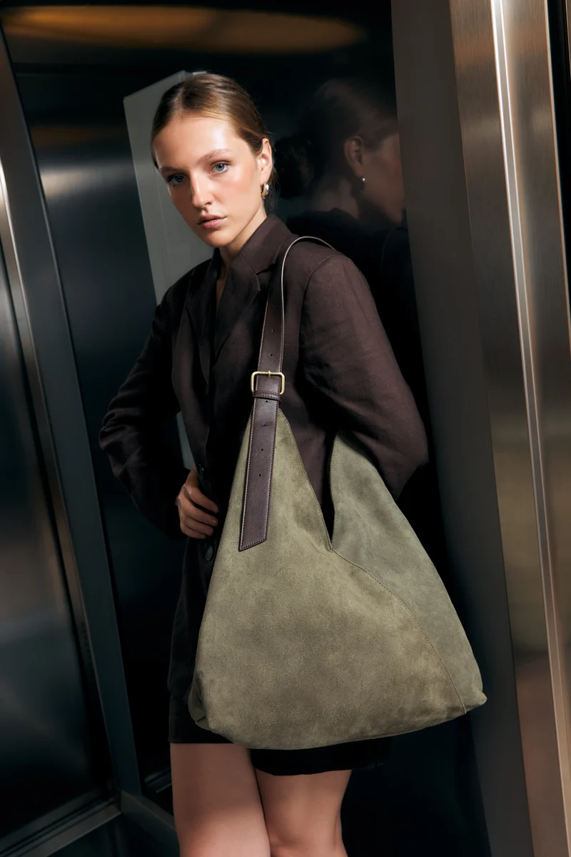 Vire bolso hobo grande efecto ante con cierre de botón