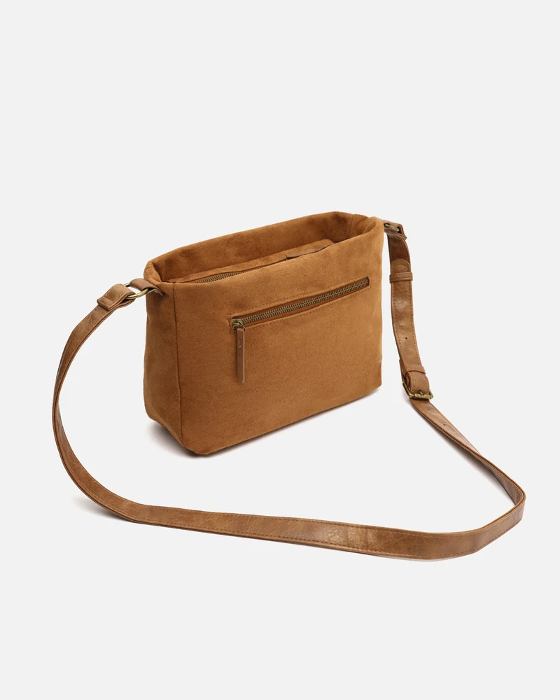 Dobli bolso bandolera efecto ante con detalles metálicos