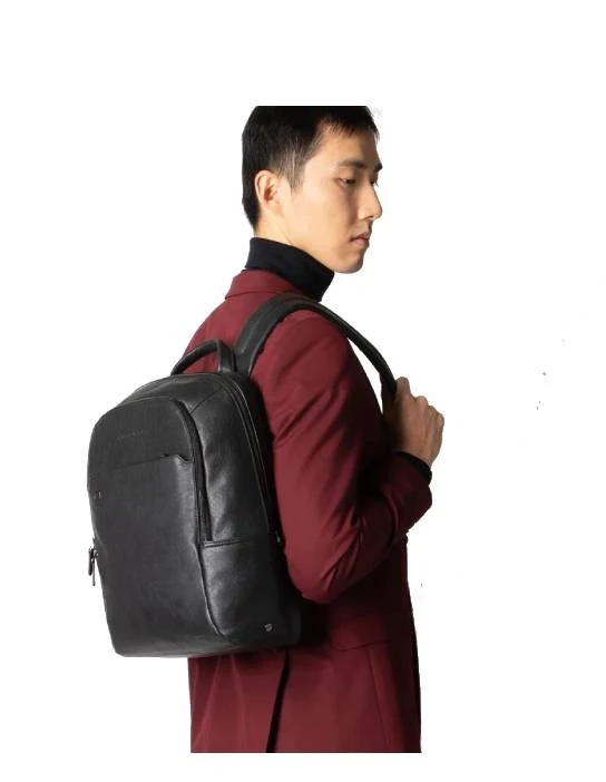 PIQUADRO MOCHILA PEQUEÑA PARA PORTÁTIL E IPAD® BLACK SQUARE