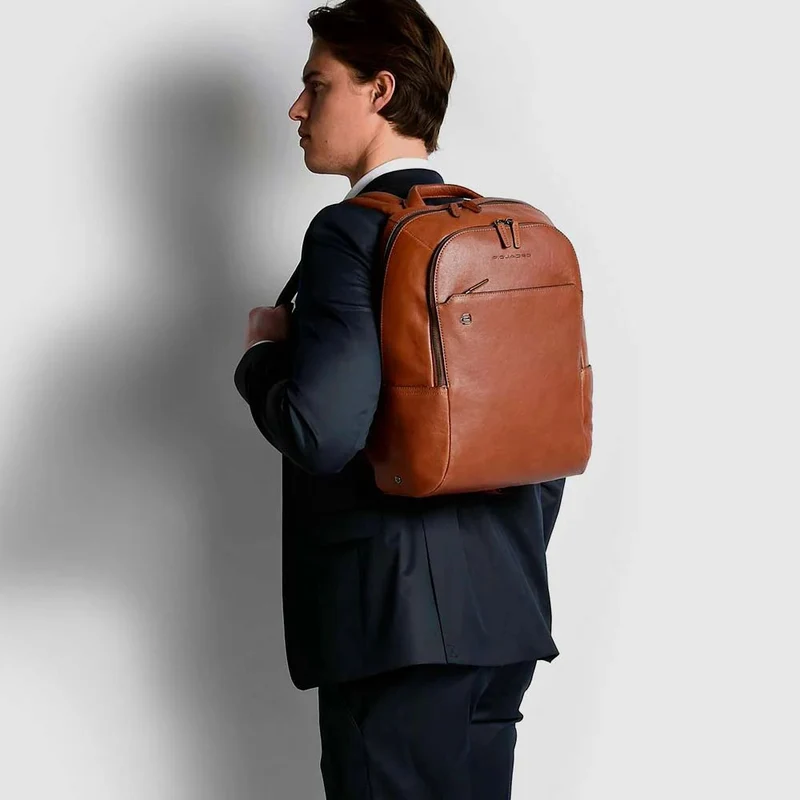 PIQUADRO MOCHILA PEQUEÑA PARA PORTÁTIL E IPAD® BLACK SQUARE