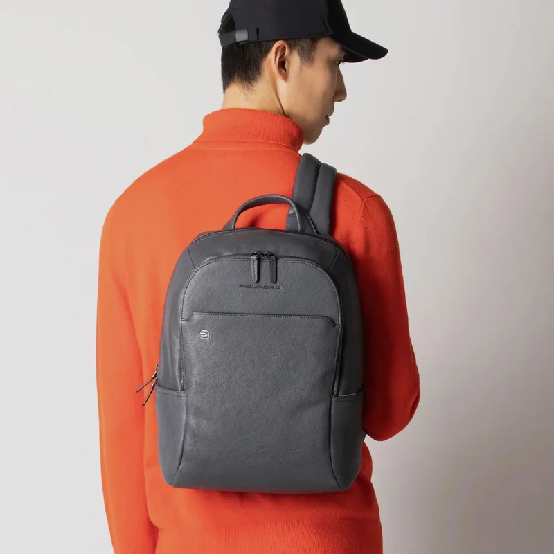 PIQUADRO MOCHILA PEQUEÑA PARA PORTÁTIL E IPAD® BLACK SQUARE